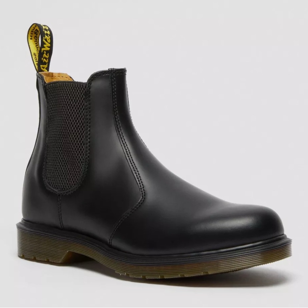 Dr. Martens 2976 Smooth Leather Chelsea Boot US 6